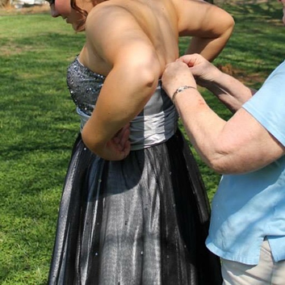 Prom Dress! ♥️♥️ - Picture 2 of 2